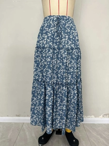 Détail de la jupe longue bleue à fleurs avec taille élastique et cordon délicat
