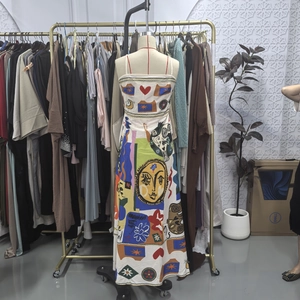 Detalle de vestido veraniego de línea A con grafitis geométricos y estampados de arte