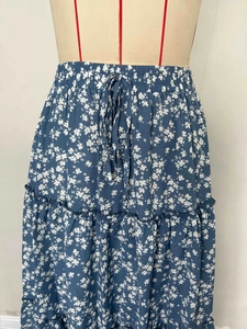 Détail de la jupe à fleurs avec taille élastique et cordon de serrage décoratif