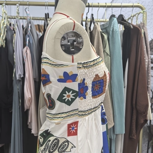 Detalle del vestido con estampado geométrico que muestra el diseño elástico de nido de abeja