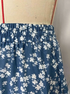 Détail de la taille élastique sur cette jupe longue trapèze à fleurs bleu marine