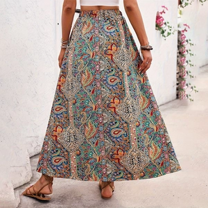 Détail d'une jupe longue bohème à imprimé paisley avec taille élastique haute