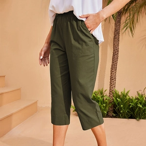 Détail du pantalon 7/8 vert olive à taille haute élastique avec poches latérales pratiques