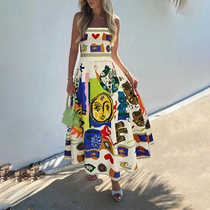 Detalle de vestido largo sin mangas con estampados abstractos de sol y de luna