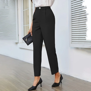 Dettaglio dei pantaloni neri eleganti a vita alta con elastico e pieghe sartoriali