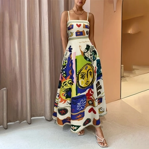 Detalle del estampado artístico en un vestido de verano blanco de corte A con tirantes