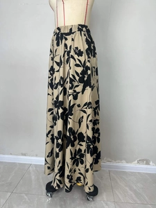 Λεπτομέρεια της ψηλόμεσης floral A-line μάξι φούστας με ελαστική ζώνη μέσης