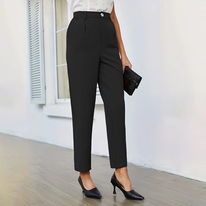 Dettaglio del design a vita alta con pieghe e tasche laterali su questi pantaloni neri