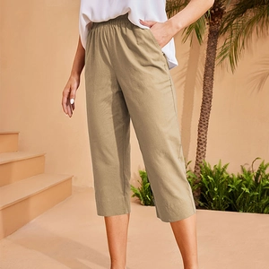 Détail du pantalon court kaki avec taille haute élastique et texture en lin de coton frais