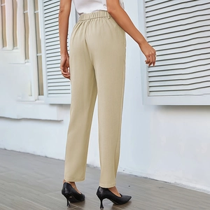 Vista posteriore di pantaloni dritti da donna in kaki con vita elastica a pieghe