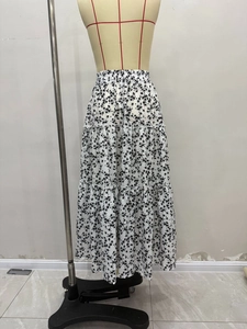 Détail d'une jupe longue à fleurs à plusieurs niveaux avec taille élastiquée