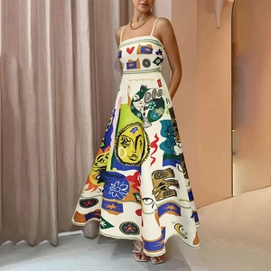 Primer plano de estampados abstractos artísticos en vestido largo de verano sin mangas