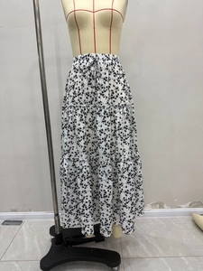 Détail d'une jupe longue fleurie à trois épaisseurs avec taille élastique et cordon