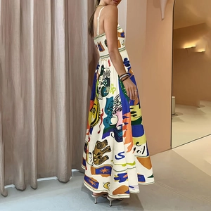 Detalle de estampado graffiti artístico en un vestido maxi de verano colorido en A