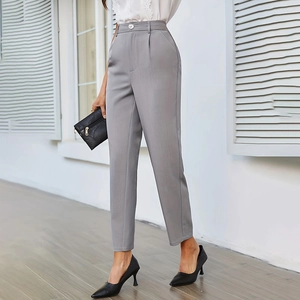 Dettaglio laterale dei pantaloni eleganti grigi a vita alta con pieghe e tasche da donna