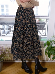 Elegant floral A-line midi skirt with elastic waist and delicate vintage pattern