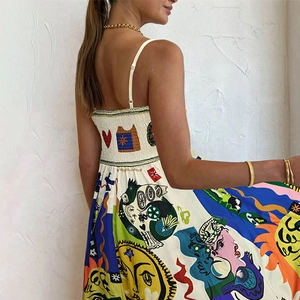 Detalle de vestido bohemio de verano con espalda elástica y estampados artísticos