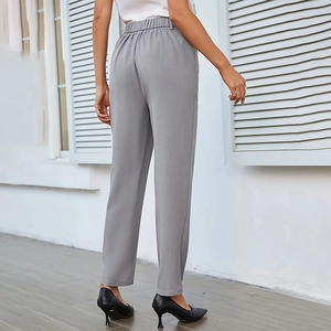 Vista laterale posteriore dei pantaloni dritti grigi da donna con vita elasticizzata