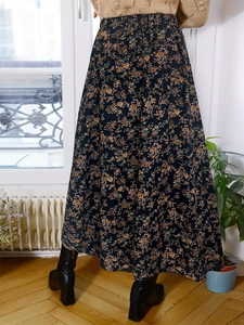 Floral A-line midi skirt with elastic waist and vintage print for an elegant look