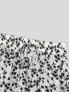 Détail de la jupe à fleurs avec taille élastique et cordon de serrage décoratif
