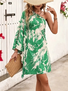 Mini abito verde monospalla con maniche a campana e stampa floreale per vacanze