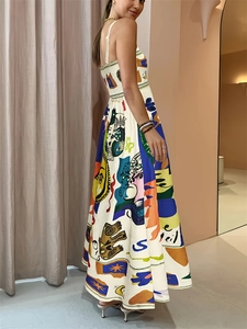 Detalle de la espalda de un vestido largo de tirantes con estampados abstractos