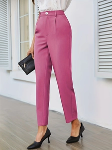 Dettaglio dei pantaloni da completo color malva a vita alta con trama liscia e piega netta
