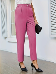 Dettaglio dei pantaloni a vita alta rosa antico con elegante piega frontale e chiusura