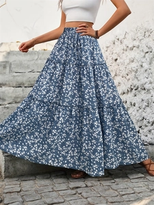 Jupe longue fleurie bleue à volants avec taille haute élastique et fleurs blanches