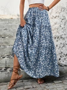 Jupe longue fleurie de style bohème avec couches étagées et taille à cordon de serrage