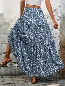 Jupe longue fleurie à plusieurs niveaux pour femme en bleu marine avec taille élastique