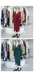 Détails de robes en satin bordeaux et vert foncé avec col en V et nœud à la taille