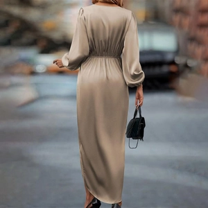 Détail de la robe en satin champagne montrant le col en V au dos et la texture fluide