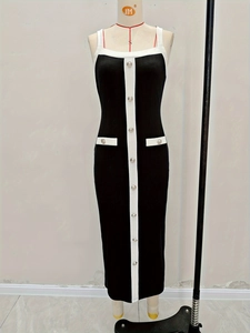 Robe mi-longue élégante en tricot noir avec bordure blanche et boutons dorés sur mannequin