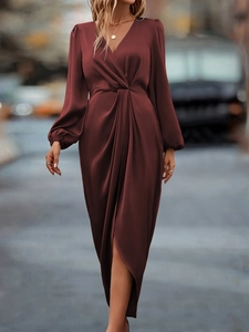 Robe longue élégante bordeaux à manches longues, col en V croisé et fente latérale chic