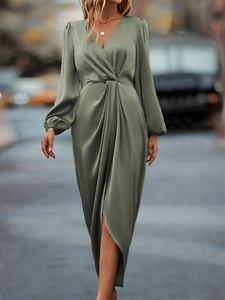 Robe longue élégante en satin vert sauge avec col en V, manches bouffantes et fente