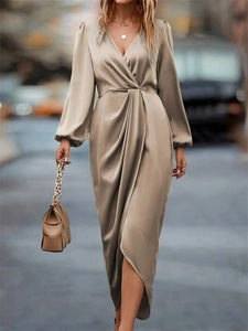 Robe portefeuille élégante en satin champagne avec col en V, taille plissée et manches bouffantes