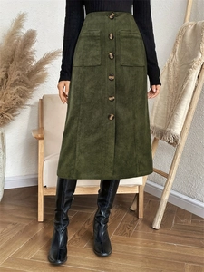 Gonna midi in velluto a coste verde oliva con bottoni e tasche frontali per l'autunno