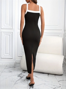 Vue arrière d'une robe moulante élégante en maille noir et blanc avec fente arrière chic