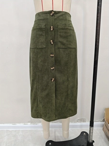 Dettaglio della trama della gonna midi in velluto a coste verde militare con bottoni