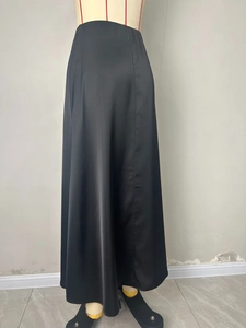 Detail van elegante zwarte satijnen zeemeerminrok met hoge taille en zijdezachte textuur