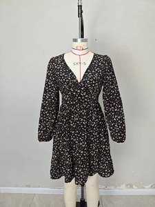 Vestido corto floral con cuello en V, manga larga y talle alto en tela color negro