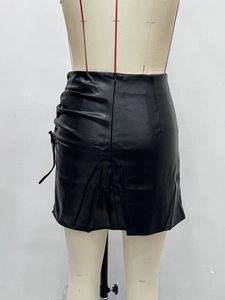 Minigonna sexy in pelle PU nera a vita alta con coulisse laterale e spacco arricciato