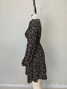 Detalle del estampado floral y la cintura elástica en un vestido de gasa negra