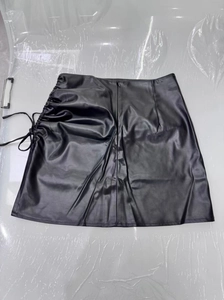 Dettaglio mini gonna nera in pelle PU a vita alta con coulisse laterale e lacci