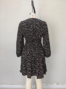 Vestido largo floral negro con cuello en V, cintura ajustada y detalles de volantes