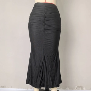 Détail d'une élégante jupe noire avec taille élastique et fronces latérales à volants