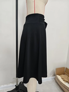 Vue détaillée de la jupe trapèze noire en maille à taille haute et texture premium