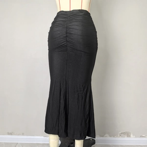 Détail de la couture froncée au dos de la jupe sirène noire montrant le tissu