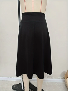 Jupe midi noire évasée en maille à taille haute pour un look rétro et élégant chic